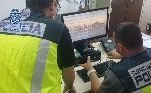 Detienen a cuatro personas por compartir 'stickers' de pornografía infantil en Whatsapp tras el aviso de un vecino de Málaga